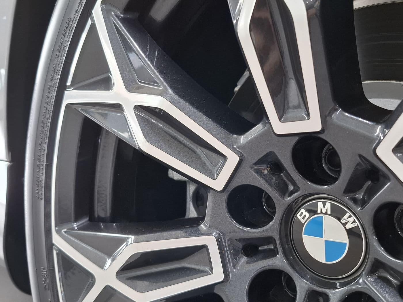 Two-tone alloy wheel
